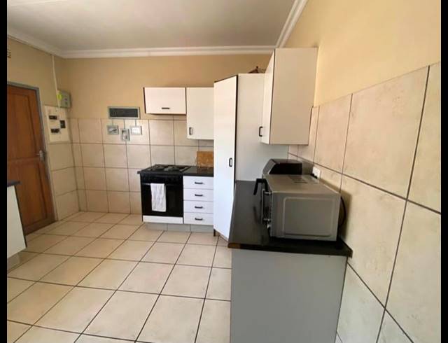 2 BEDROOM APARTMENT FOR SALE IN VANDERBIJLPARK CW 5